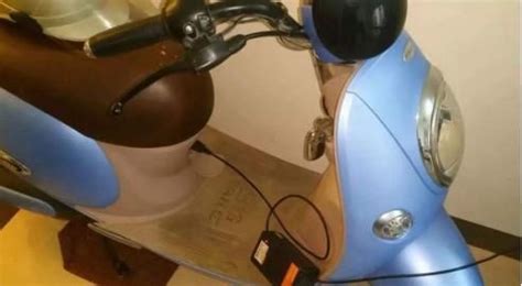 電瓶車充電器一直亮綠燈充不進(jìn)電,電瓶車充電器一直亮綠燈充不進(jìn)電怎么修縮略圖