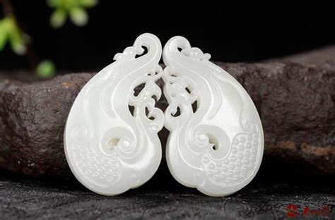 和田玉和翡翠佩戴哪個(gè)對(duì)身體好(佩戴翡翠與和田玉哪個(gè)對(duì)人體好)縮略圖