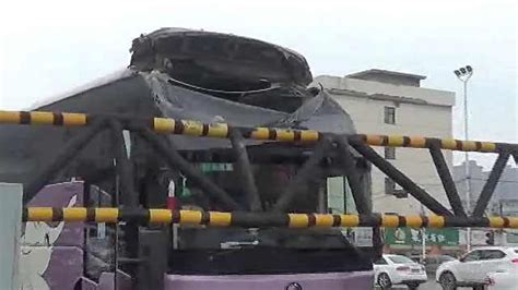 大巴撞進(jìn)航站樓,客車撞候機(jī)樓縮略圖
