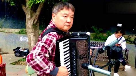 手風(fēng)琴演奏經(jīng)典歌曲(手風(fēng)琴演奏經(jīng)典歌曲九九艷陽(yáng)天)縮略圖