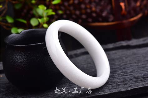 漢白玉手鐲值錢(qián)嗎,和田玉手鐲值錢(qián)嗎縮略圖
