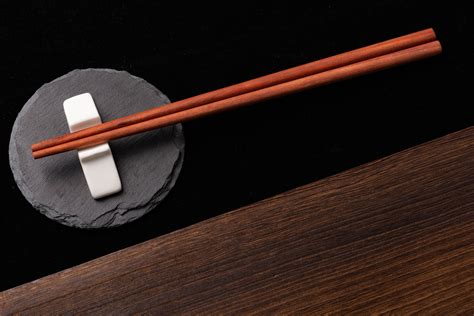 紅檀木筷子(紅檀木筷子和雞翅木筷子哪個(gè)好)縮略圖