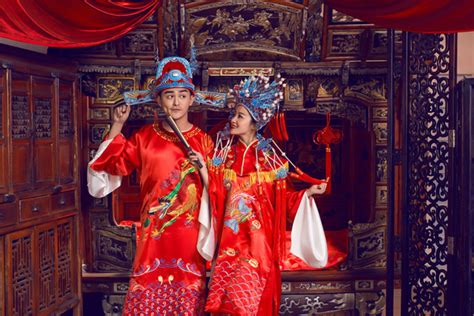 中式婚紗鳳冠霞帔圖片(中式婚紗鳳冠霞帔圖片欣賞)縮略圖